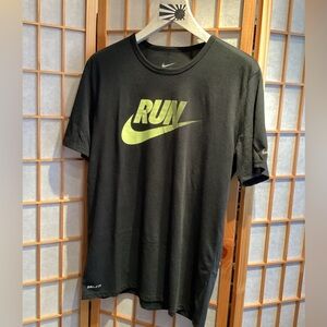 The Nike Tee Run Dri-Fit Graphic Logo Short Sleeve Tee Men's Size Large